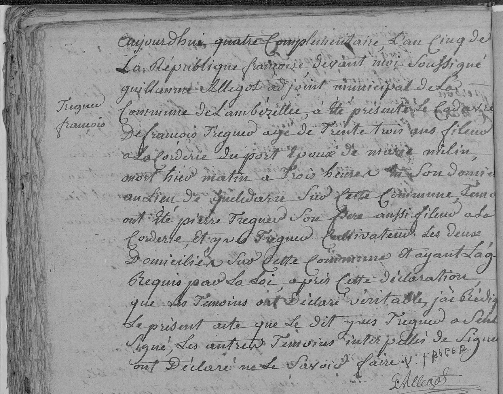 Un acte de décès manuscrit en écriture serrée, avec en marge le nom du défunt