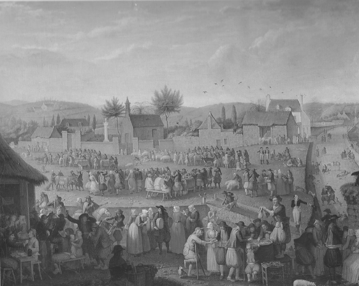 Peinture en noir et blanc : une foule de paysans bretons en costume, femmes en coiffe, marchands et bestiaux sur un champ de foire devant une petite ville