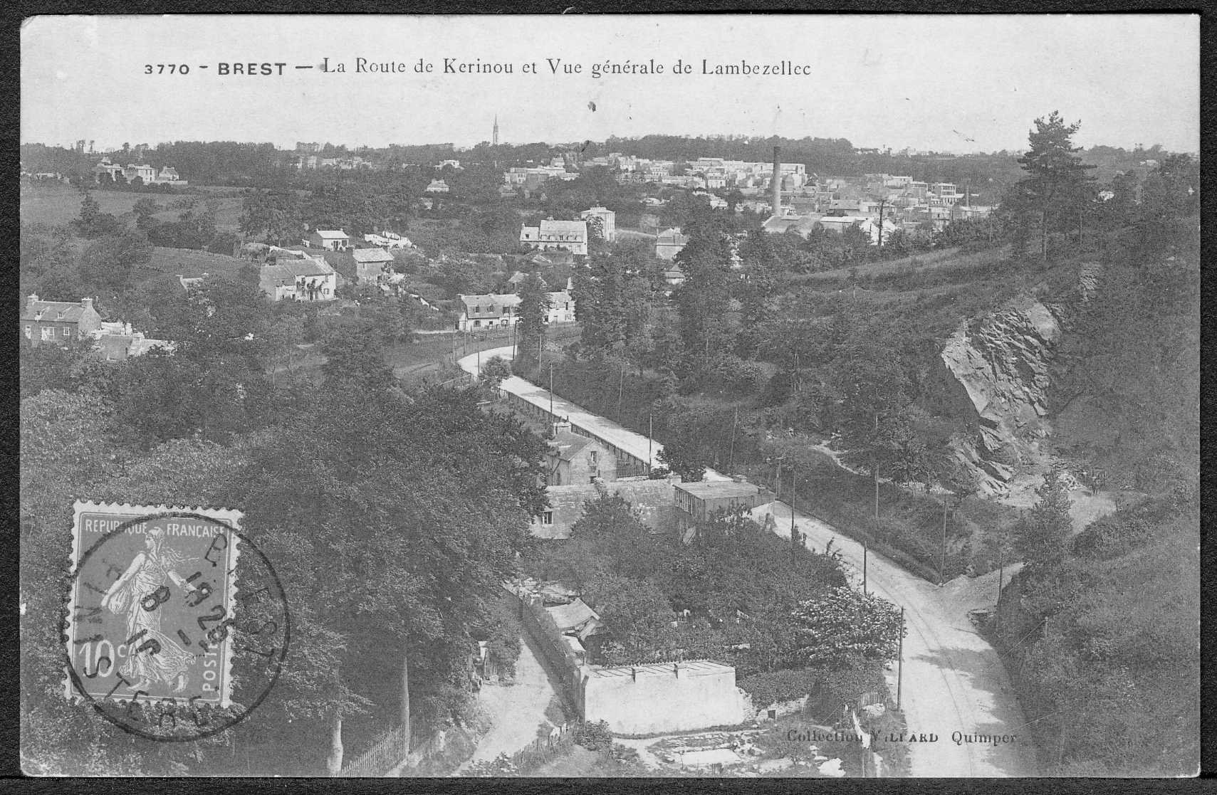 Carte postale ancienne en noir et blanc : un vallon boisé, une route qui serpente au fond, et sur la colline les maisons et le clocher de Lambézellec